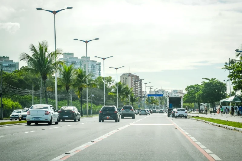 Carros circulando pela Avenida Dante Michelini, em Vitória