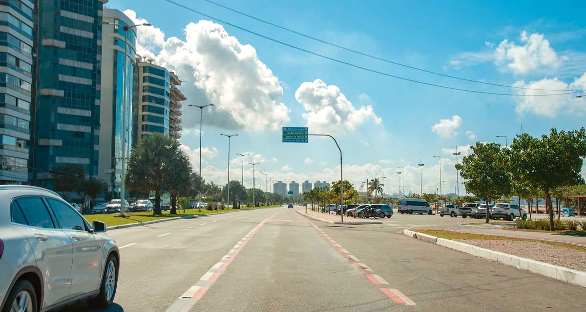 Avenida Dante Michelini, em Vitória, representando o serviço de motorista por hora