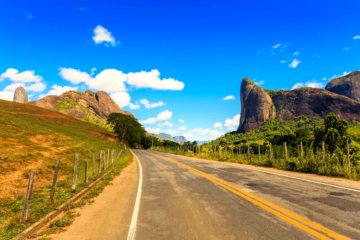 Estrada entre as montanhas de Pancas, no Espírito Santo